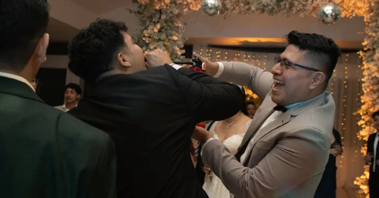 découvrez notre collection élégante de costumes de mariage pour hommes, alliant style et confort pour le jour parfait.