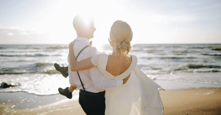 découvrez l'élégance intemporelle du tailcoat, un manteau de soirée traditionnel qui allie style classique et raffinement pour vos événements formels.