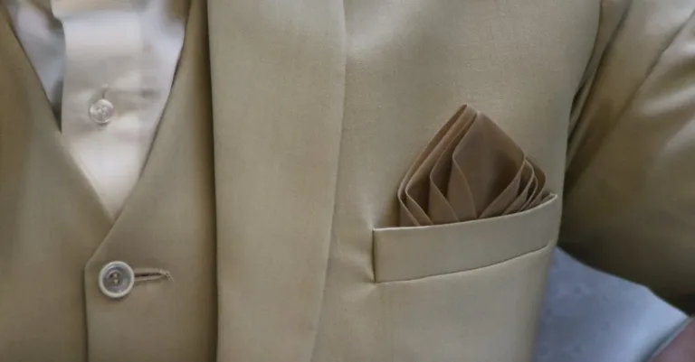 découvrez nos techniques faciles et élégantes pour plier votre pochette de costume avec style et sophistication.
