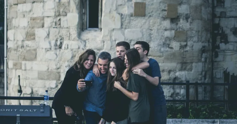 découvrez tout sur le phénomène de rétrécissement (shrinkage), ses causes, effets et solutions pour l'éviter.