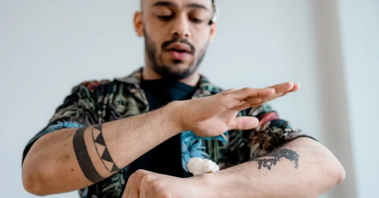 tatouage discret sur l'avant-bras : une touche élégante et personnelle, parfaite pour exprimer votre style en toute subtilité.