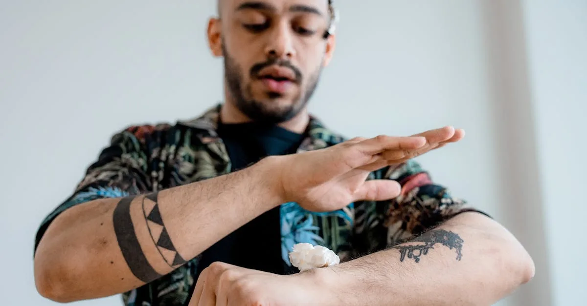 tatouage discret sur l'avant-bras : une touche élégante et personnelle, parfaite pour exprimer votre style en toute subtilité.