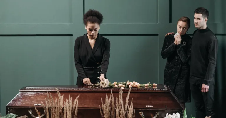 découvrez des tenues adaptées pour les funérailles, alliant respect, sobriété et élégance pour honorer dignement la mémoire de vos proches.