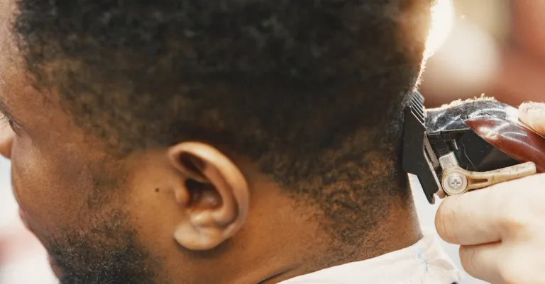 découvrez nos solutions de coloration capillaire pour hommes, conçues pour sublimer votre style avec des couleurs naturelles et tendance.