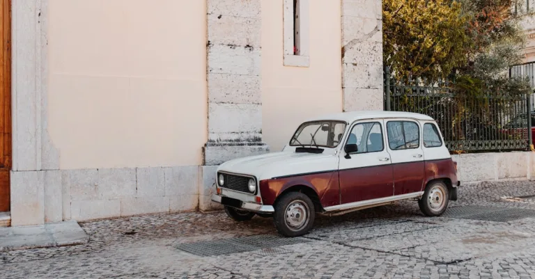 découvrez la signification profonde et le style unique du tatouage point-virgule, symbole de force et de résilience.