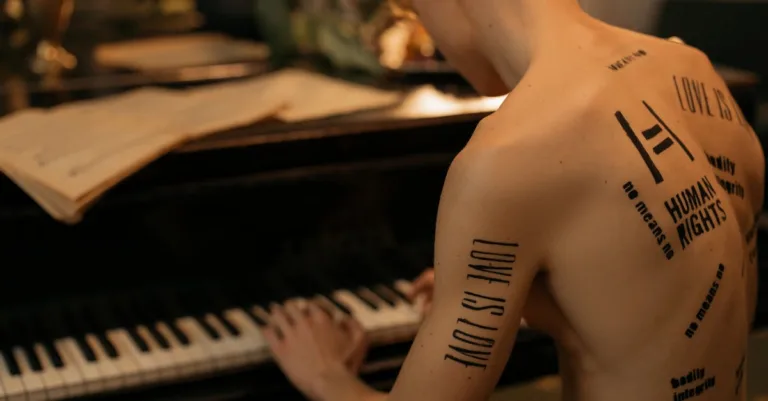 découvrez la signification des tatouages de serpent, symboles puissants de transformation, sagesse et protection dans différentes cultures.