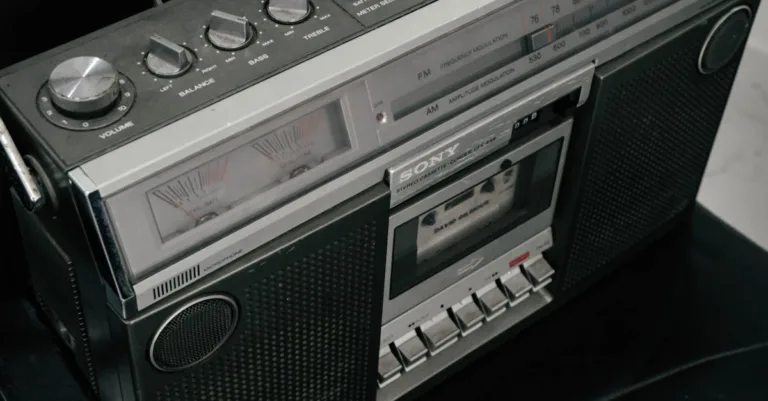 découvrez la mode y2k : un retour tendance aux styles des années 2000, alliant nostalgie et modernité pour un look unique et audacieux.