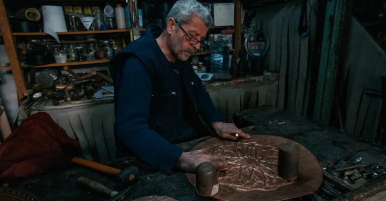 découvrez les bienfaits du bracelet en cuivre, réputé pour ses propriétés anti-inflammatoires, son soutien à la circulation sanguine et ses effets apaisants sur les douleurs articulaires.