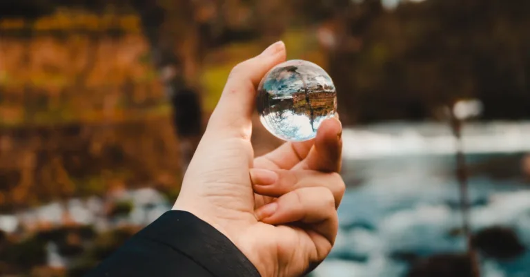 découvrez la boule de cristal, un outil mystique utilisé pour la divination et la méditation, idéale pour explorer l'avenir et développer votre intuition.