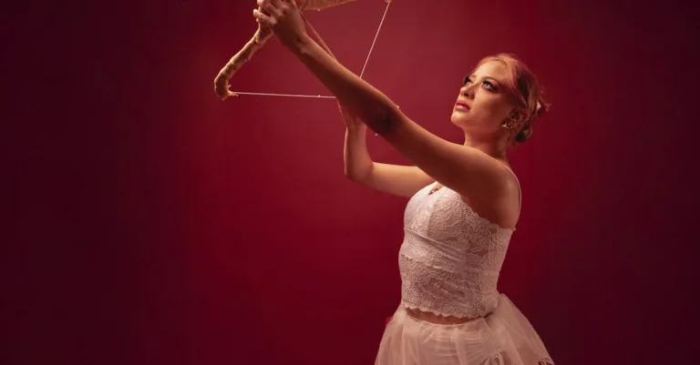découvrez le charme du 'cupid's bow', la forme parfaite de la lèvre supérieure en arc de cupidon, symbole de beauté et de séduction.