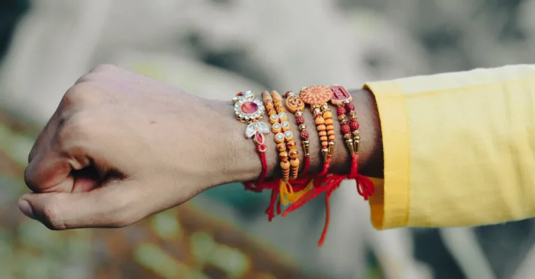 découvrez la tendance des bracelets superposés pour un style unique et élégant. mélangez couleurs, textures et matériaux pour créer votre look parfait.