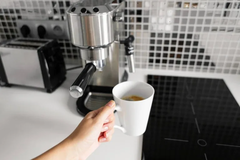 Machine à expresso Dedica : le choix des petites cuisines