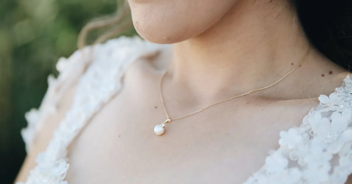 célébrez votre anniversaire de mariage avec élégance grâce aux perles akoya, symboles de pureté et de raffinement intemporel.