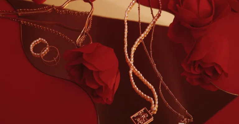célébrez votre anniversaire de mariage avec l'élégance intemporelle des perles akoya, symboles de pureté et d'amour durable.