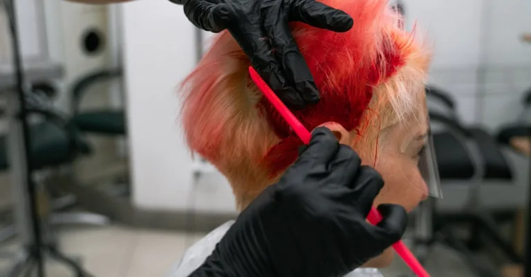 découvrez l'effet de la bétadine sur les cheveux colorés et comment elle peut influencer la tenue et la santé de votre coloration.