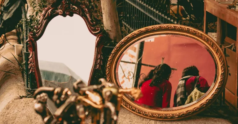 découvrez la signification des heures miroir et leur impact sur votre vie. interprétez ces moments synchronisés pour mieux comprendre les messages de l'univers.
