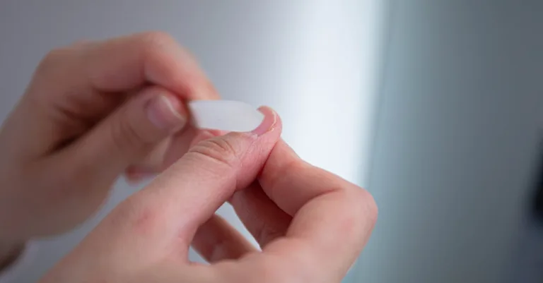 découvrez les causes, symptômes et traitements des dommages de la matrice de l'ongle pour préserver la santé de vos ongles.
