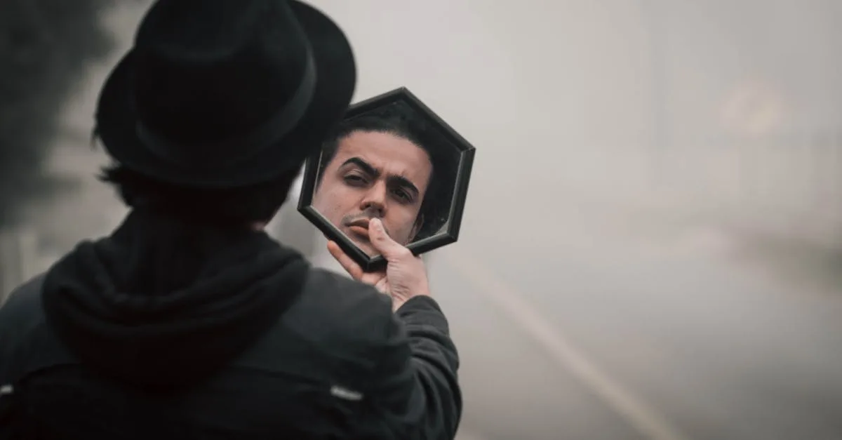 découvrez ce qu'est un narcissique, ses traits caractéristiques, et comment reconnaître ce comportement dans les relations personnelles et professionnelles.