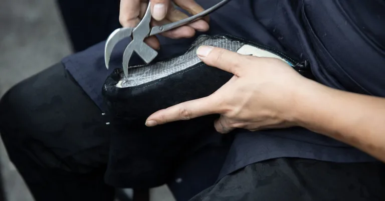 service professionnel de réparation de cuir verni pour restaurer l'éclat et la beauté de vos articles en cuir verni.