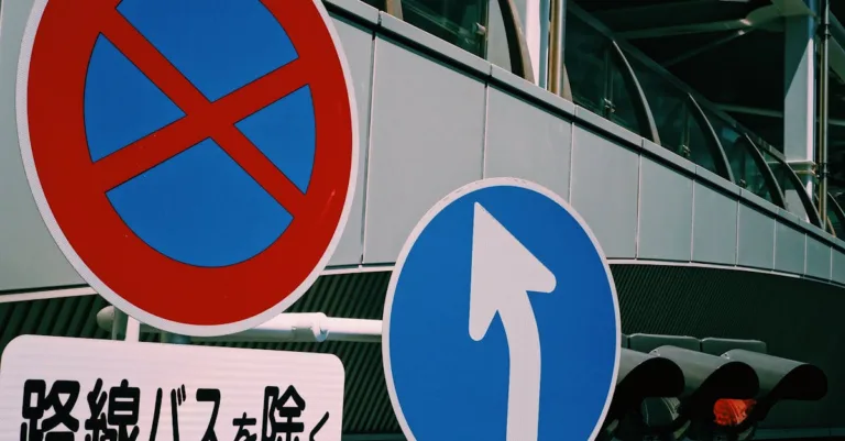 découvrez les différents types de signes et leur signification dans divers contextes, de la communication aux symboles culturels.