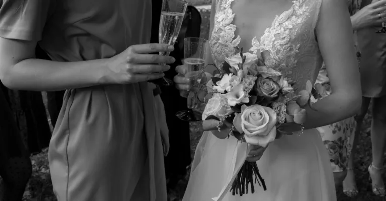 découvrez des idées et conseils pour choisir la tenue parfaite en tant qu'invité de mariage, alliant élégance et confort pour célébrer ce jour spécial.