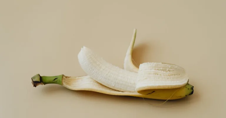 découvrez le poids moyen d'une banane pelée pour vos recettes et calculs nutritionnels précis.