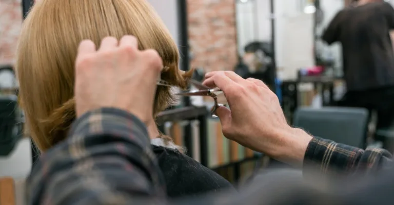 découvrez la coupe de cheveux papillon, un style élégant et léger qui apporte volume et mouvement à votre coiffure pour un look moderne et tendance.