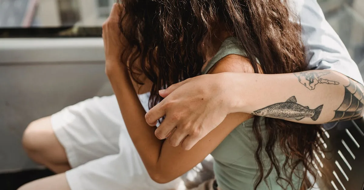 découvrez des idées de tatouages pour couples, des designs significatifs et tendances pour symboliser votre amour et votre complicité.