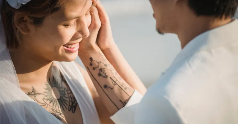 découvrez nos idées de tatouages pour couples, des designs uniques et symboliques pour exprimer votre amour à travers l'art corporel.