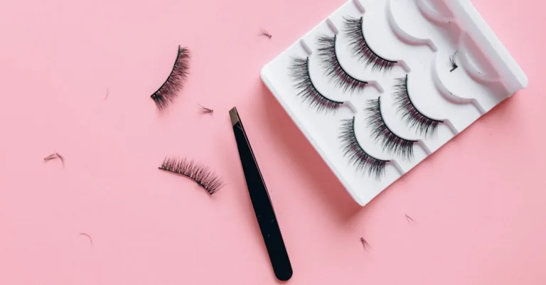 sérum pour cils formulé pour renforcer, allonger et revitaliser vos cils, offrant un regard plus intense et naturel.
