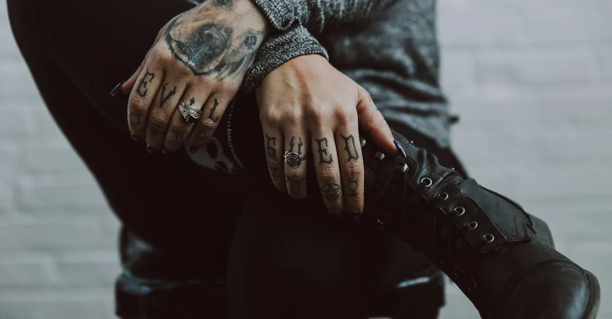 découvrez des idées uniques et tendances de tatouages sur les doigts, petits motifs discrets ou designs audacieux, pour un style personnel et original.