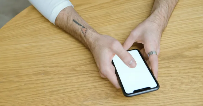 découvrez des idées uniques de tatouages sur les doigts, petits motifs élégants et tendances à adopter pour exprimer votre style avec originalité.