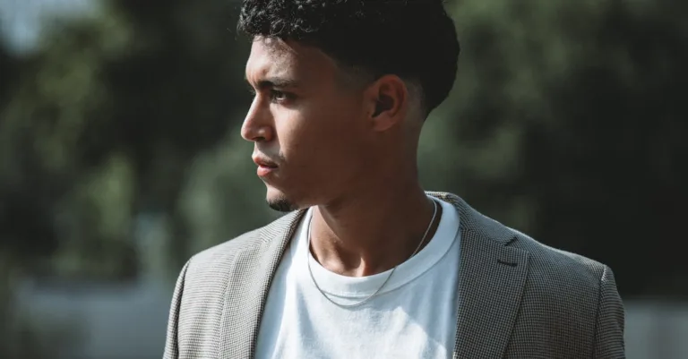 découvrez le french crop, une coupe de cheveux courte et tendance, facile à entretenir pour un style moderne et élégant.