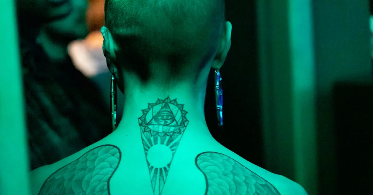 découvrez des idées de tatouages pour hommes au cou, alliant style et personnalité pour un look unique et tendance.