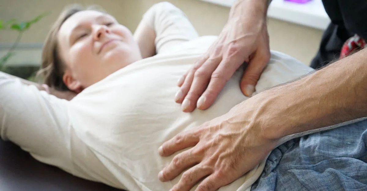 découvrez les bienfaits de l'ostéopathie pour soulager vos douleurs musculaires et articulaires grâce à des techniques manuelles naturelles.