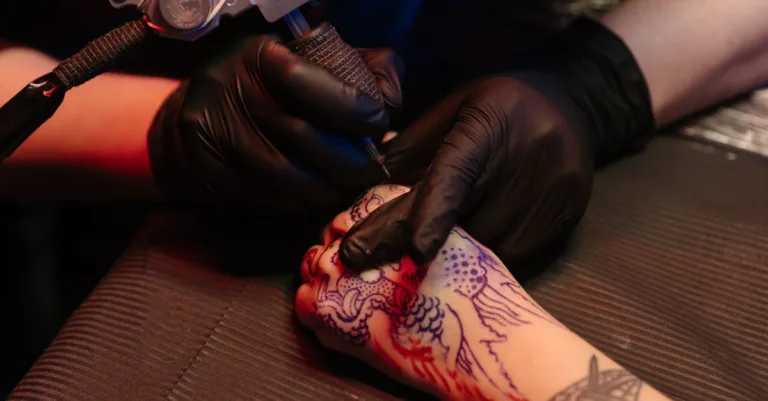 estimation du prix d'un tatouage : obtenez une évaluation précise du coût de votre futur tatouage en fonction de sa taille, complexité et emplacement.