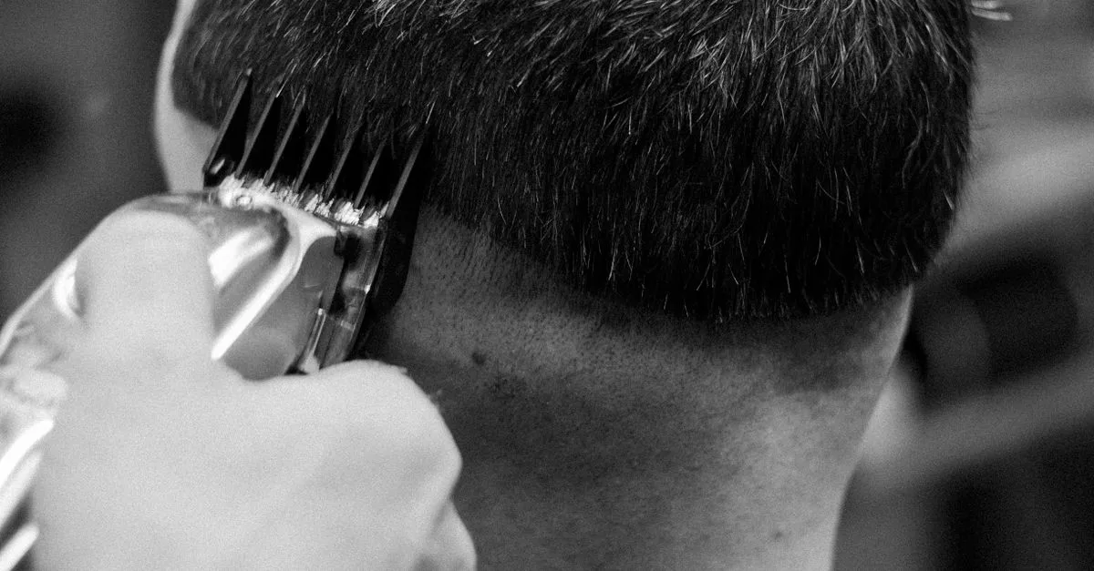 découvrez la coupe blowout taper fade, un style moderne et dynamique qui combine un dégradé progressif avec un effet soufflé pour un look soigné et tendance.