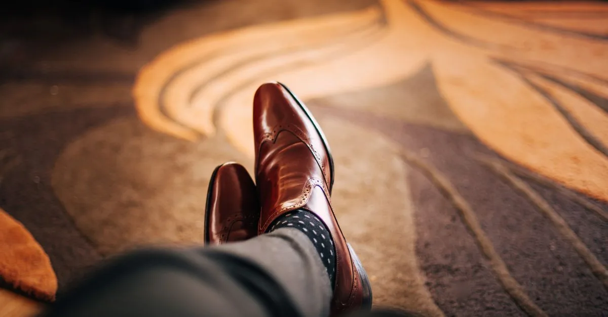 chaussures marron élégantes assorties à un costume bleu pétrole pour un mariage raffiné et stylé.