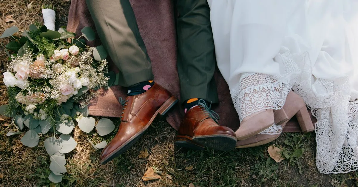 découvrez l'élégance parfaite pour un mariage avec des chaussures marron assorties à un costume bleu pétrole. un look raffiné et harmonieux pour une journée inoubliable.