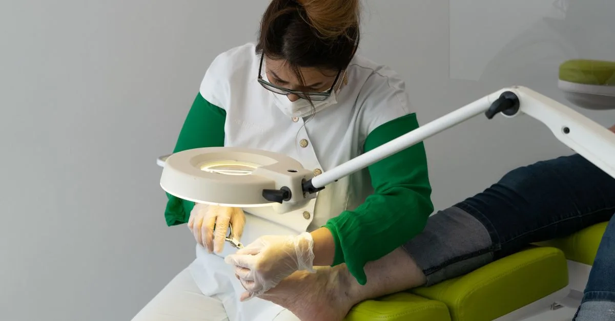 traitement des infections fongiques du pied : découvrez les solutions efficaces pour éliminer les mycoses, soulager les démangeaisons et prévenir les récidives.