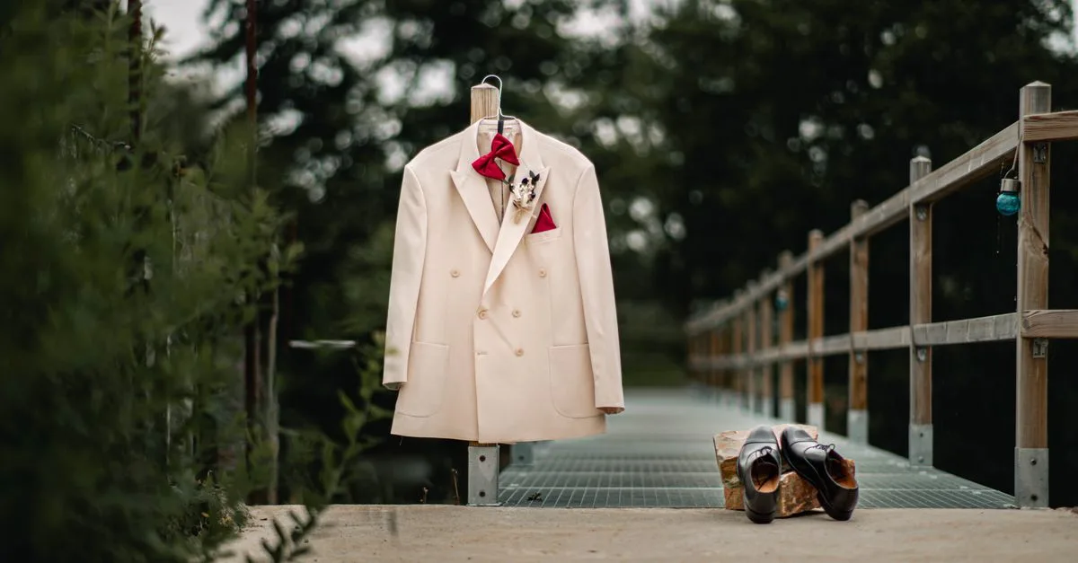 découvrez notre costume en lin pour hommes, idéal pour un mariage en provence. élégance, légèreté et confort pour un look raffiné lors de votre cérémonie estivale.