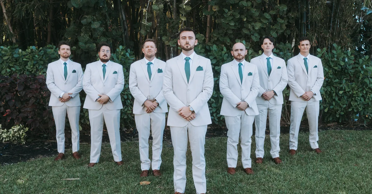 découvrez comment choisir la couleur parfaite pour votre costume homme et affirmez votre style avec élégance.