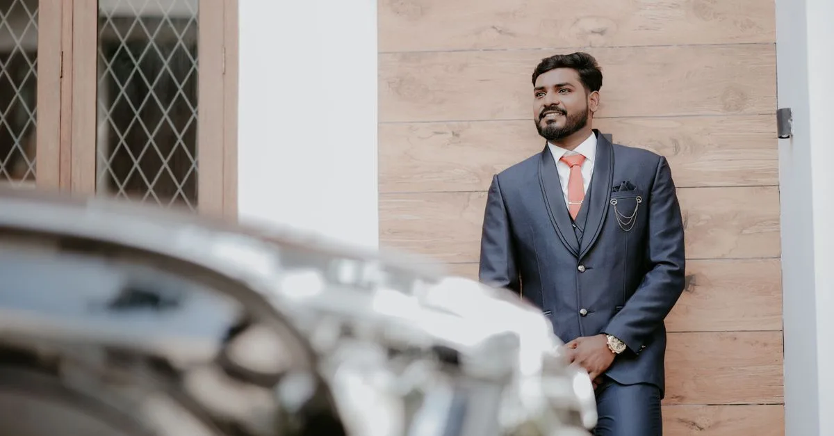 découvrez notre collection de costumes de mariage pour hommes, parfaits pour un mariage en octobre. élégance et confort garantis pour votre grand jour.