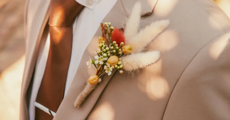 découvrez notre collection de costumes de mariage pour hommes, idéale pour les cérémonies en octobre. élégance et confort garantis pour votre grand jour.