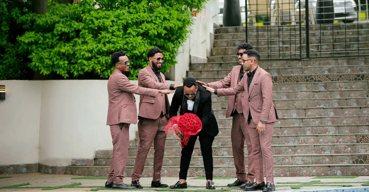 découvrez l'élégance des costumes terracotta pour hommes, parfaits pour un mariage sophistiqué et tendance.