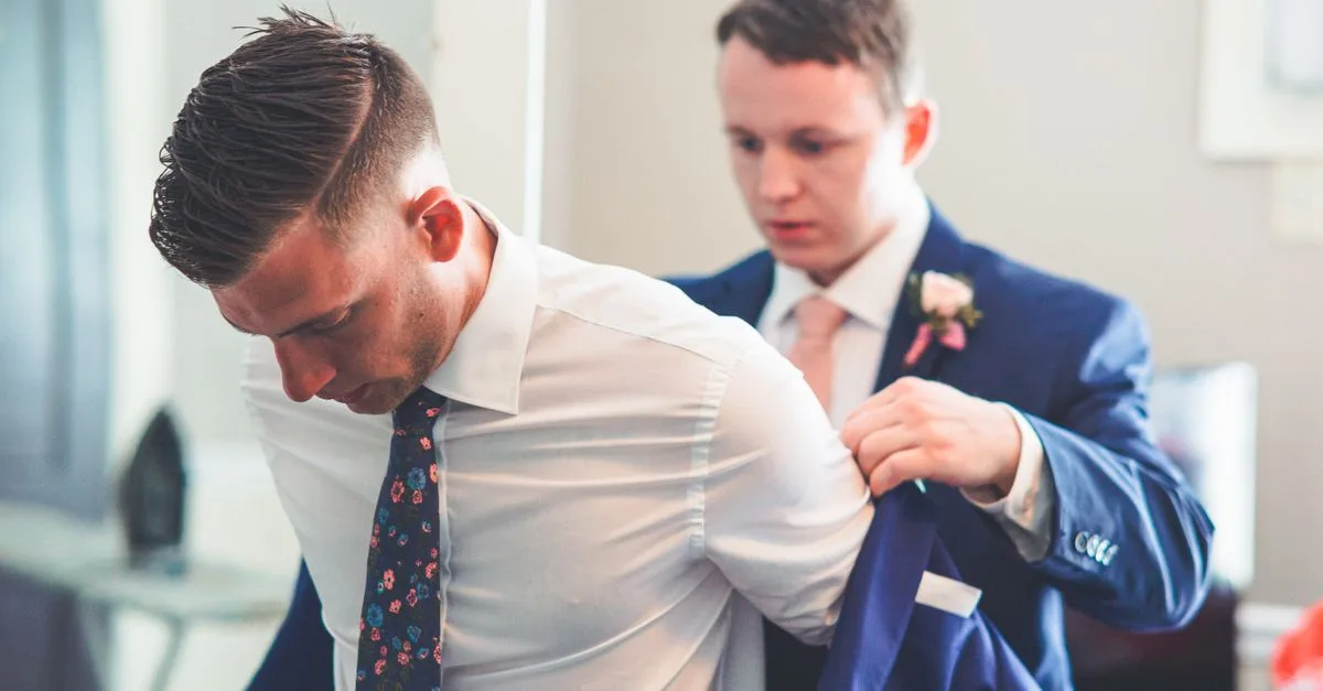 découvrez nos costumes de mariage parfaitement adaptés aux hommes avec des épaules larges et un ventre, alliant confort et élégance pour un jour inoubliable.