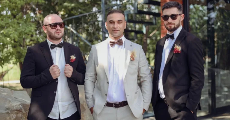 découvrez notre sélection de costumes de mariage pour hommes avec épaules larges et ventre, alliant confort et élégance pour un jour unique.