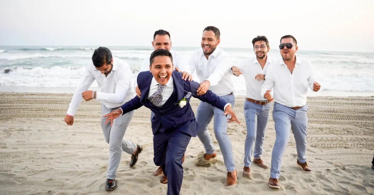 découvrez notre collection élégante de costumes pour hommes, spécialement conçue pour un mariage sur la plage. alliez style et confort pour un jour inoubliable au bord de la mer.