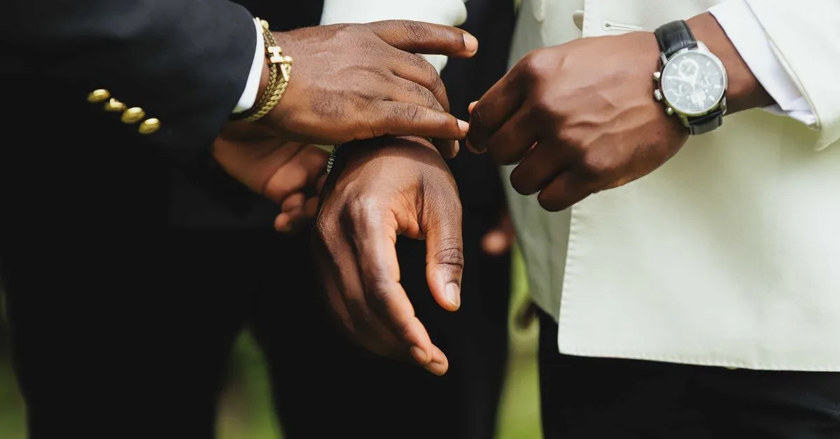 découvrez notre collection élégante de tenues de mariage pour hommes en noir et or, parfaites pour un style raffiné et sophistiqué lors de votre grand jour.
