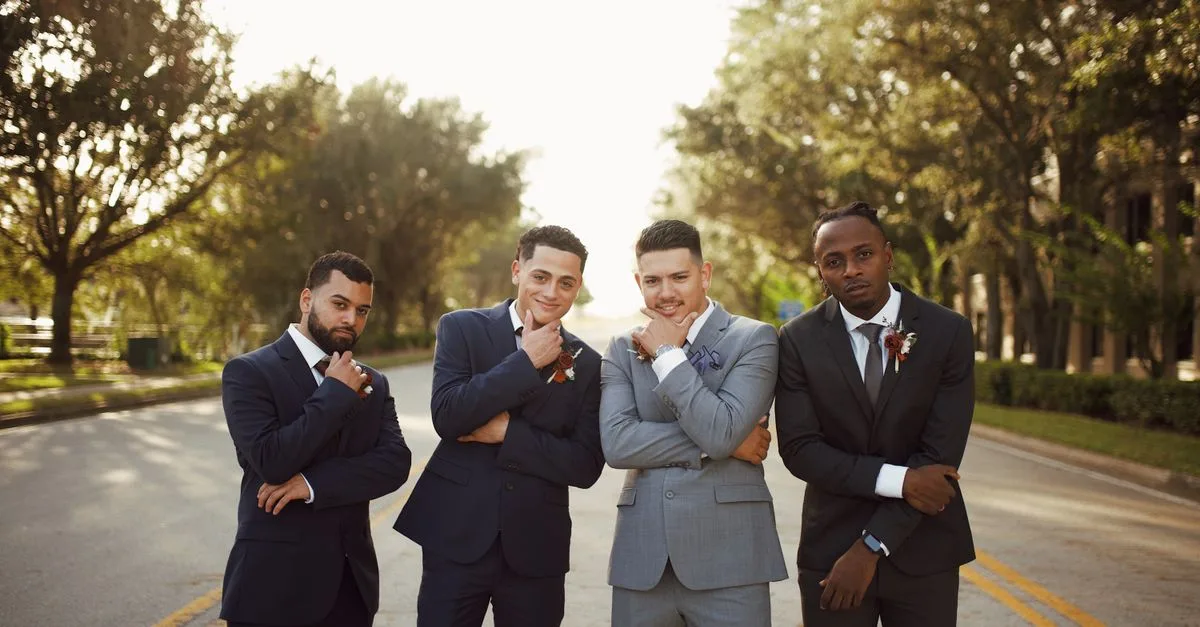 découvrez notre collection élégante de tenues de mariage pour hommes, alliant style et confort pour le jour parfait.